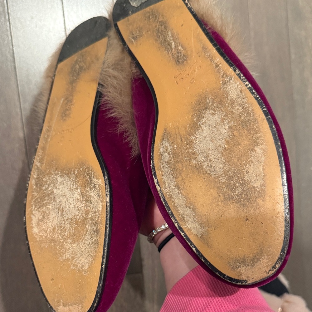Gucci Women's Magenta Velvet Mules with Fur Trim - Picture 4 of 4